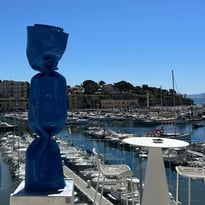 Laurence Jenkell Jette L'Ancre À L'Hôtel Bleu, Une Exposition Entre Ciel Et Mer