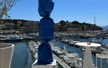Laurence Jenkell Jette L'Ancre À L'Hôtel Bleu, Une Exposition Entre Ciel Et Mer
