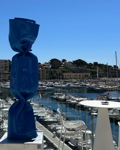 Laurence Jenkell Jette L'Ancre À L'Hôtel Bleu, Une Exposition Entre Ciel Et Mer