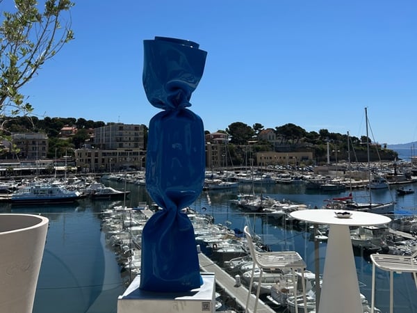 Laurence Jenkell Jette L'Ancre À L'Hôtel Bleu, Une Exposition Entre Ciel Et Mer
