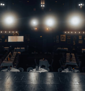 Visite du Cabaret : De la scène aux coulisses