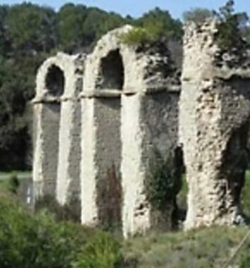 Randonnée le long de l'aqueduc romain de Traconnade à Meyrargues