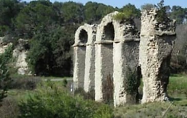 Randonnée le long de l'aqueduc romain de Traconnade à Meyrargues