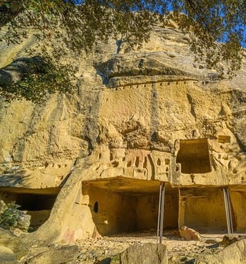 Visite commentée dans le site troglodytique médiéval de Calès