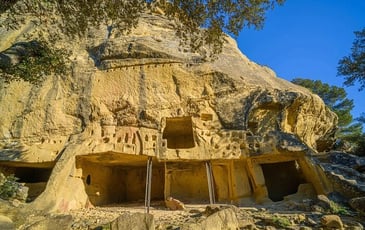 Visite commentée dans le site troglodytique médiéval de Calès