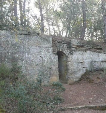 Le long de l'aqueduc romain de Traconnade à Peyrolles