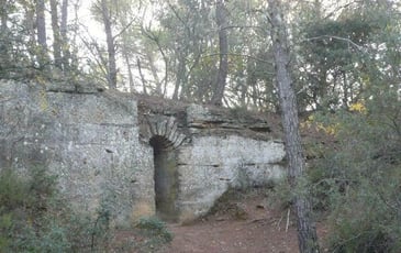 Le long de l'aqueduc romain de Traconnade à Peyrolles