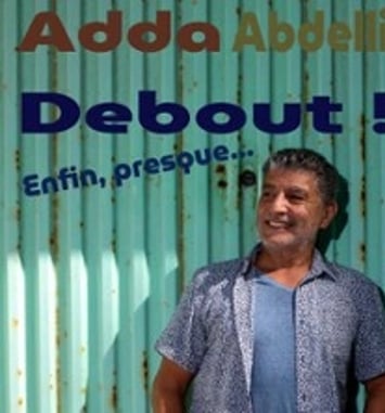 Adda Abdelli, Debout ! Enfin, Presque...