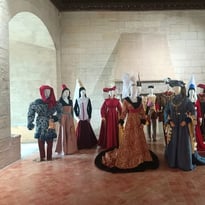 Le bon roi René, chevalier des arts, La mode au Moyen Age, élégance et prestige à la cour du Roi René