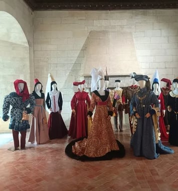 Le bon roi René, chevalier des arts, La mode au Moyen Age, élégance et prestige à la cour du Roi René
