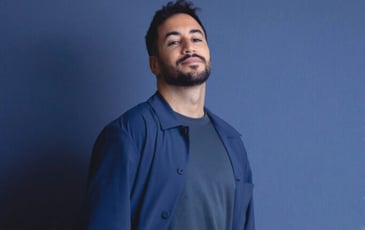 Akim Omiri Contexte