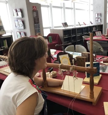 Démonstration de reliure par l'atelier "Au livre ouvert"
