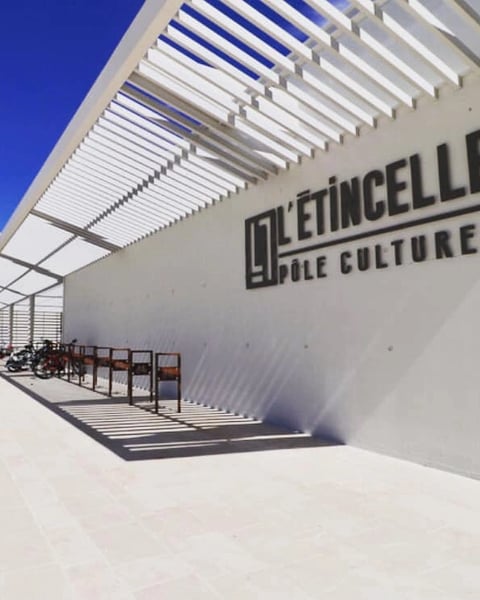 Vue de l'entrée du Pôle culturel L'Étincelle