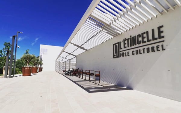 Vue de l'entrée du Pôle culturel L'Étincelle