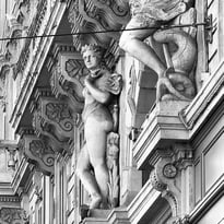 Visite urbaine et patrimoniale guidée : un patrimoine architectural original traversé par cinq siècles de façades historiées d'allégories antiques