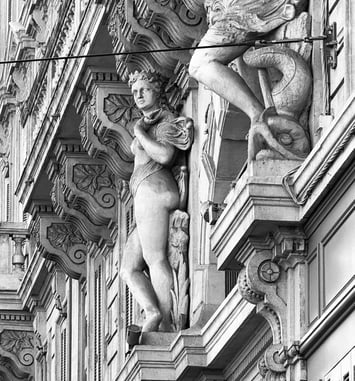 Visite urbaine et patrimoniale guidée : un patrimoine architectural original traversé par cinq siècles de façades historiées d'allégories antiques