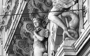 Visite urbaine et patrimoniale guidée : un patrimoine architectural original traversé par cinq siècles de façades historiées d'allégories antiques