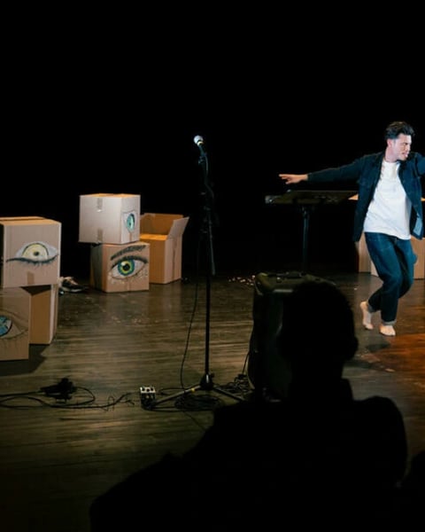 L'homme aux yeux de chat